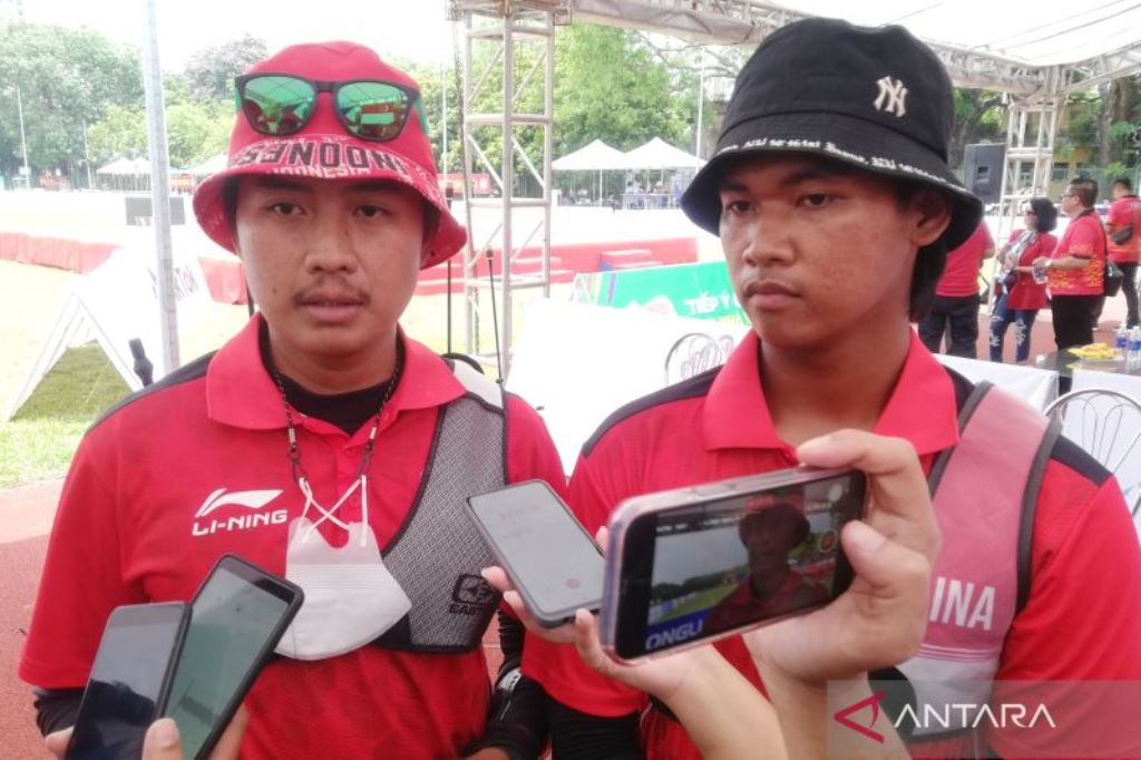 Atlet panahan Riau Ega Agatha Salsabila dan Arif Dwi Pangestu. (Foto: Antara/Zuhdiar Laeis)