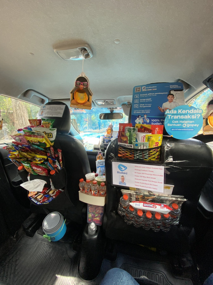 Sopir Taksi Blue Bird Bagikan Snack Gratis, Mobil Diubah Mirip Warung
