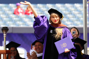 Momen Taylor Swift Terima Gelar Kehormatan dari New York University