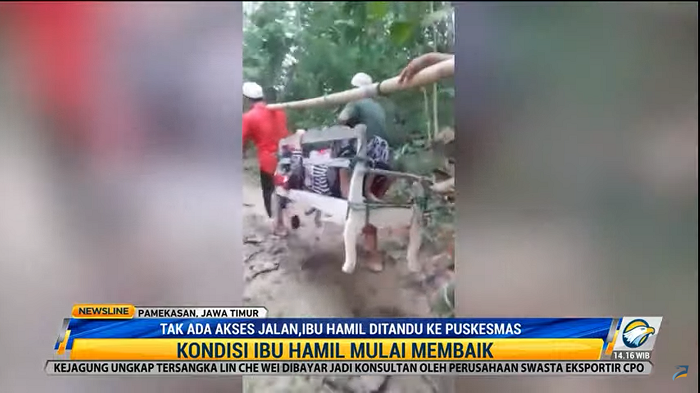 Tak Ada Akses Jalan, Ibu Hamil Ditandu ke Puskesmas