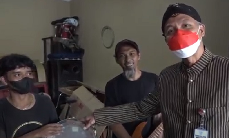 Dua pelaku UMKM Adi dan Slamet, bersama Gubernur Jateng Ganjar Pranowo. (Istimewa)