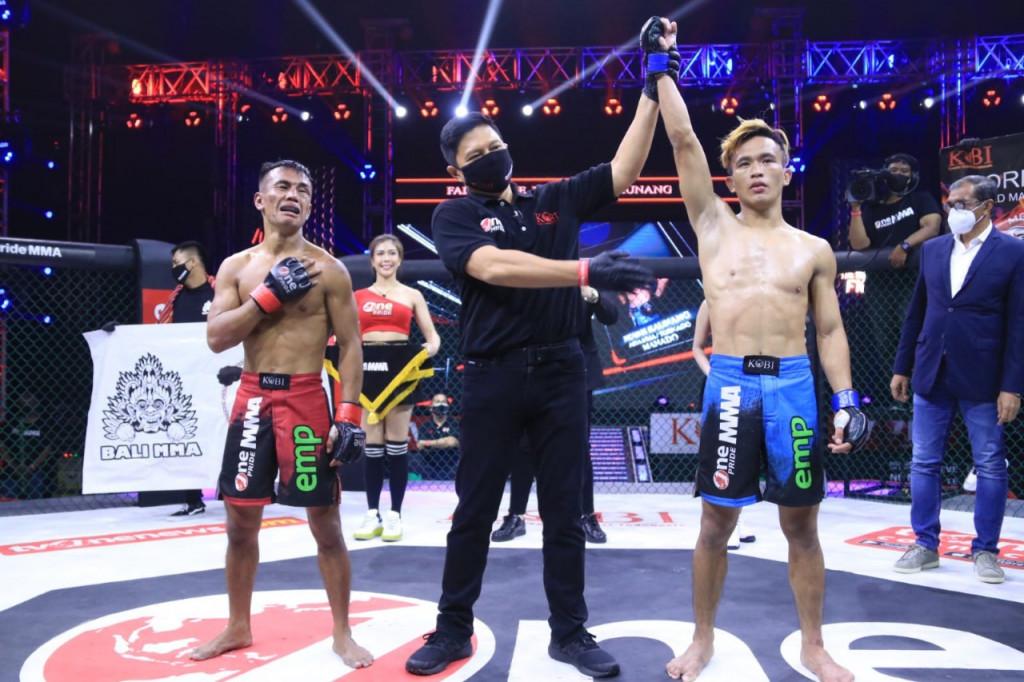 Novan Kaunang (kanan) salah satu petarung MMA yang akan tampil di The Wariors Return (Ist)