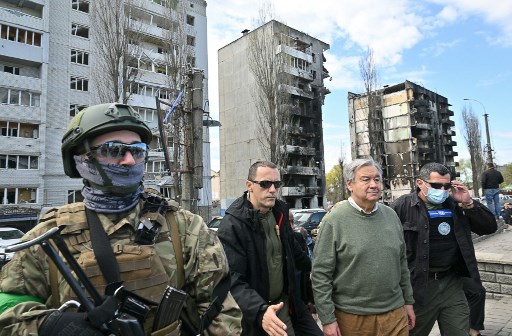 Sekretaris Jenderal Perserikatan Bangsa-Bangsa (PBB) Antonio Guterres saat mengunjung Ukraina. Foto: AFP