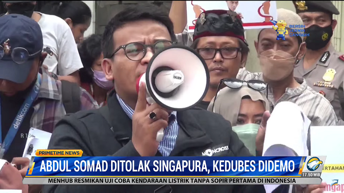 Abdul Somad Ditolak Singapura, Kedubes Singapura Didemo