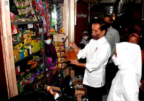 Presiden Cek Harga Minyak Goreng Curah di Pasar Muntilan Magelang