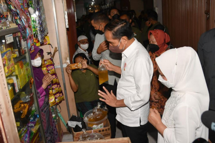 Momen Presiden Cek Harga Minyak Goreng di Pasar Muntilan