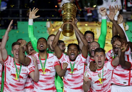 Menang Adu Penalti atas Freiburg, Leipzig Angkat Trofi DFB-Pokal