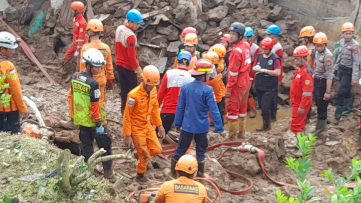 SAR Kesulitaan Evakuasi Korban Longsor Cijeruk
