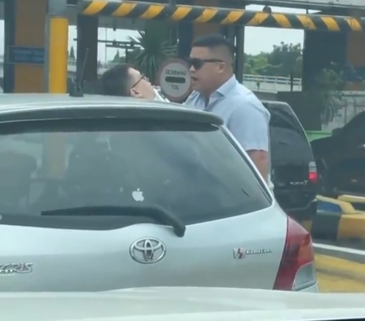 Viral! Pengemudi Pajero Arogan Tampar Pengemudi Yaris di Pintu Tol