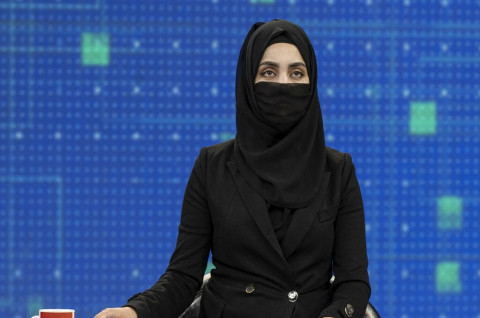 Dipaksa Taliban, Presenter Perempuan Afghanistan Tutupi Wajah Saat Siaran