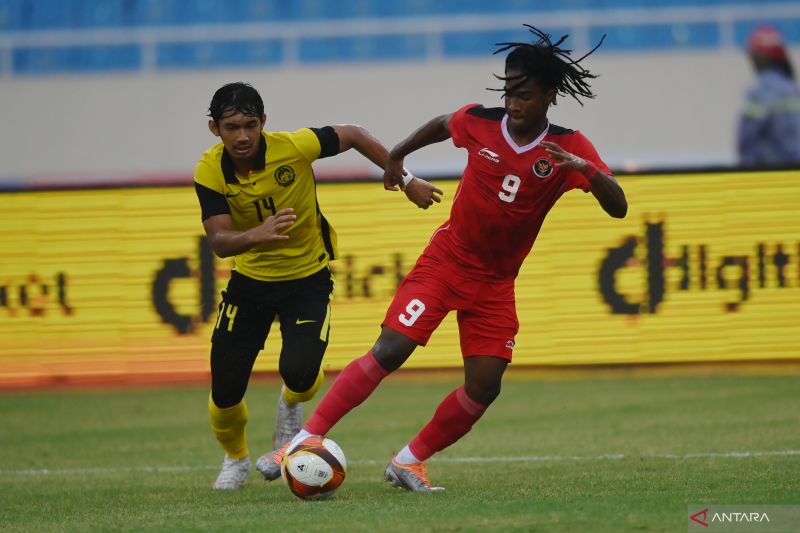 Pesepak bola Timnas Indonesia Ronaldo Kwateh (kanan) berebut bola dengan pesepak bola Timnas Malaysia Ahmad Zikri (kiri). (ANTARA FOTO/ADITYA PRADANA PUTRA)