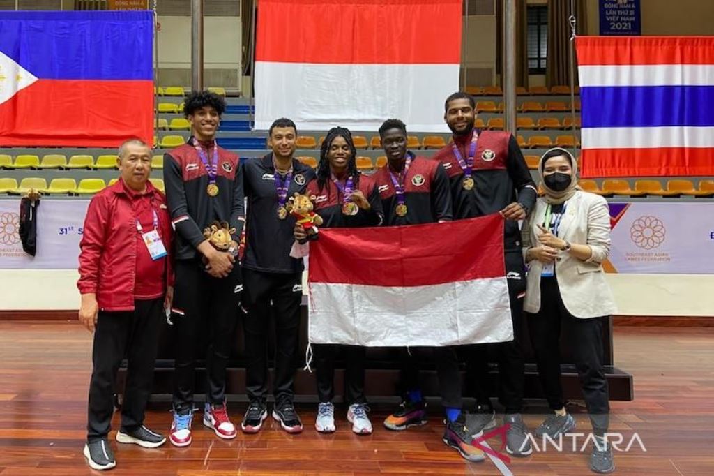 Ketua Umum PP Perbasi Danny Kosasih dan Sekjen PP Perbasi Nirmala Dewi berfoto bersama sejumlah pemain naturalisasi yang memperkuat tim basket pada ajang SEA Games Vietnam 2021 di Thanh Try Gymnasium, Hanoi, Minggu (22/5/22). (Foto: Antara/Dolly Rosana)