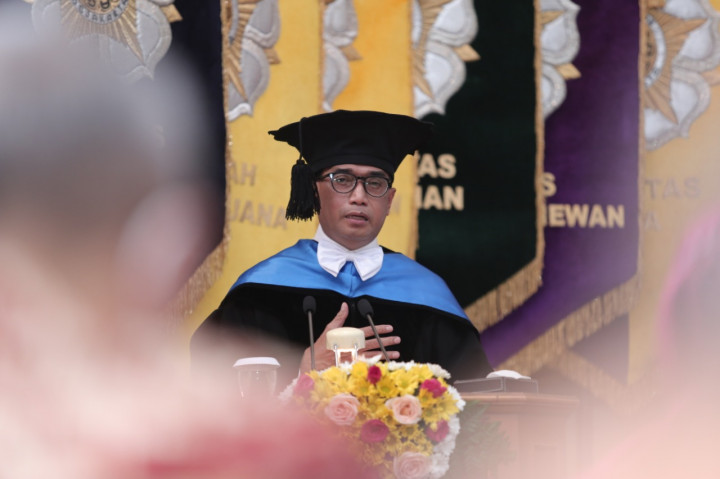 Menhub Budi Karya Raih Gelar Doktor Honoris Causa dari UGM