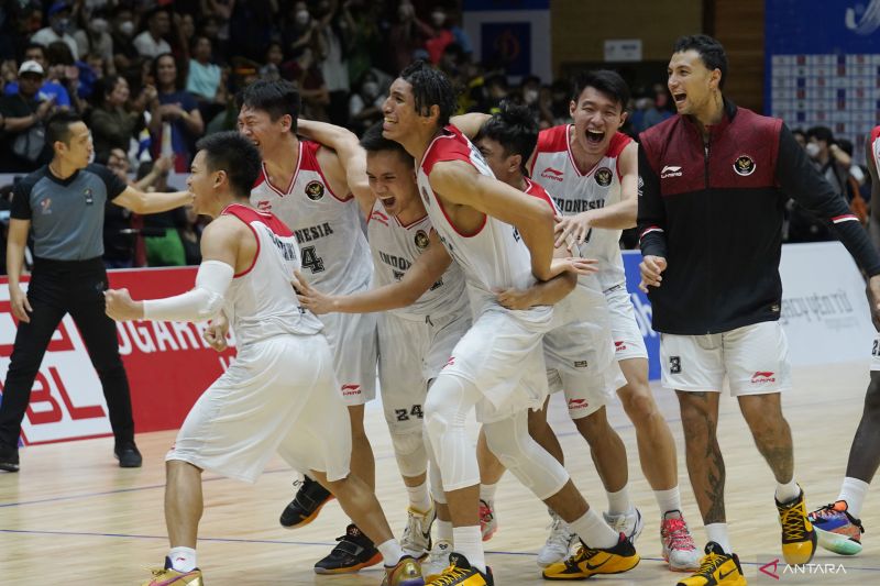 Selebrasi kemenangan tim bola basket putra Indonesia atas Filipina. (ANTARA FOTO/Fauzi Saputra/app/wsj)