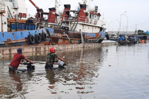 Tanggul Laut Dijebol Air Pasang, Pesisir Kota Semarang Dikepung Banjir Rob
