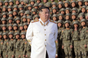 Kim Jong-un Makamkan Mentor di Tengah Krisis Covid-19