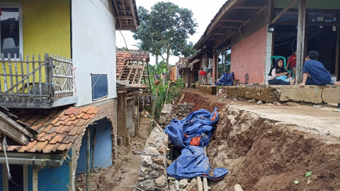 Bantuan Tak Kunjung Tiba, Warga Nagreg Swadaya Renovasi Rumah Terdampak Longsor