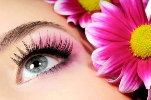 Bulu mata palsu merupakan salah satu perangkat make up yang dapat menunjang penampilan mata. (Foto: Ilustrasi. Dok. Freepik.com)