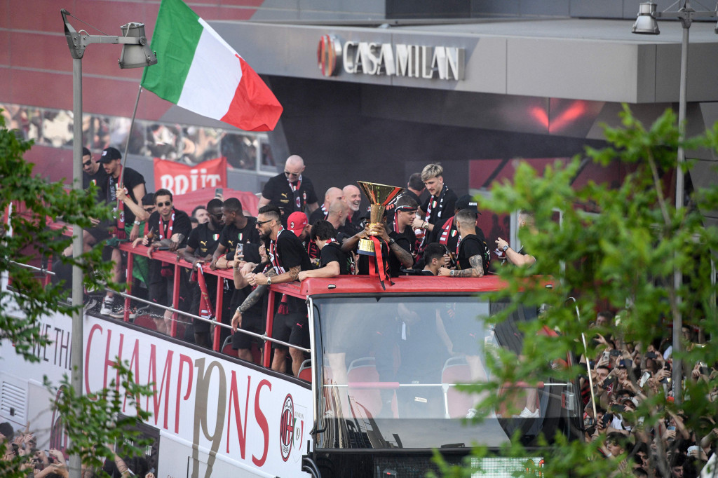 Kemeriahan Parade Bus AC Milan Rayakan Gelar Scudetto