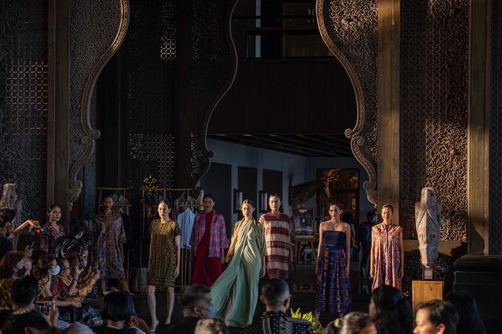  The Apurva Kempinski Bali bersama perancang busana ternama Asha Smara Darra. (Foto: The Apurva Kempinski)