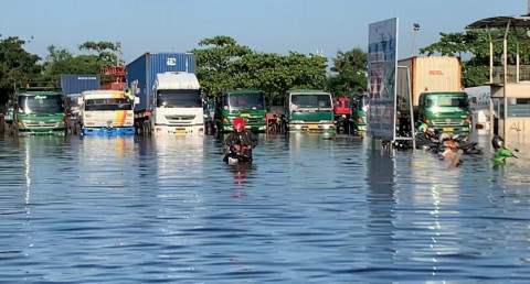 Pelabuhan Tanjung Emas Semarang Lumpuh Dilanda Banjir Rob