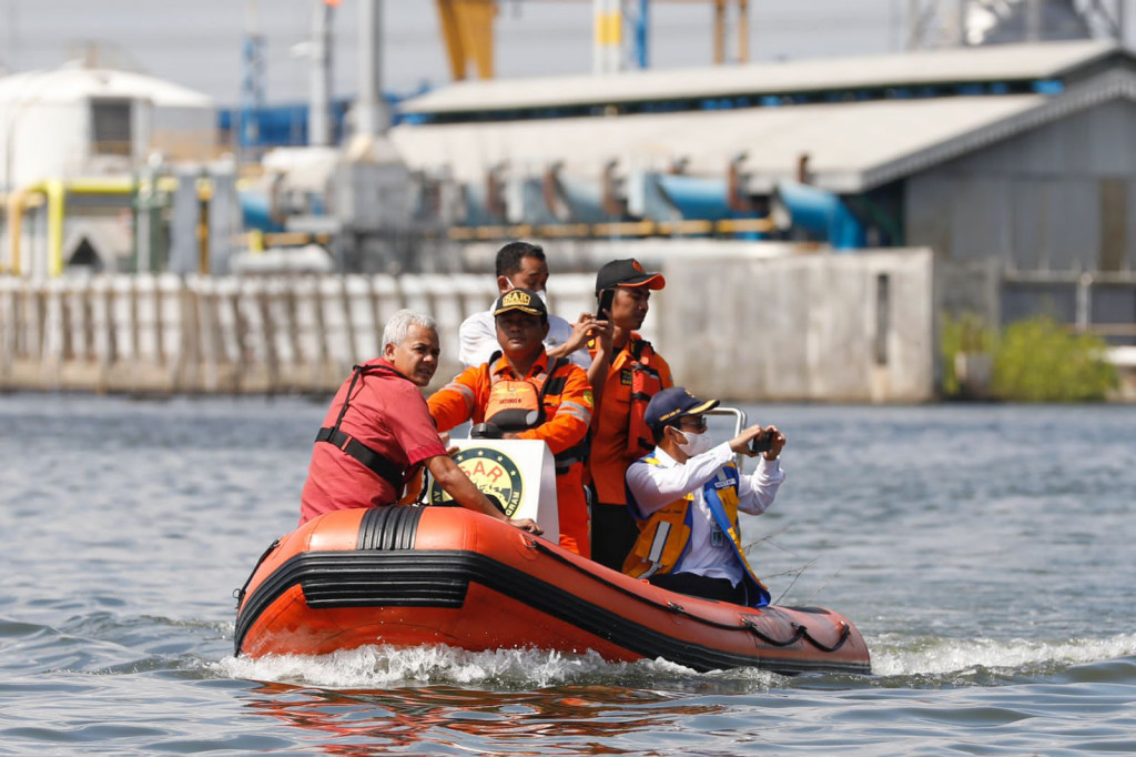 Gubernur Jawa Tengah Ganjar Pranowo saat meninjau banjir rob . Istimewa