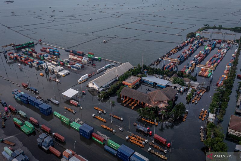Foto udara kondisi banjir limpasan air laut ke daratan atau rob yang merendam kawasan Terminal Petikemas Pelabuhan Tanjung Emas Semarang, Jawa Tengah, Senin (23/5/2022). . ANTARA FOTO/Aji Styawan/rwa.