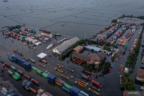 Banjir Rob Surut, Pelabuhan Tanjung Emas Kembali Bongkar Muat Peti Kemas