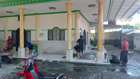 Rusak Perabotan Masjid, Pria ODGJ Diikat di Tiang Listrik