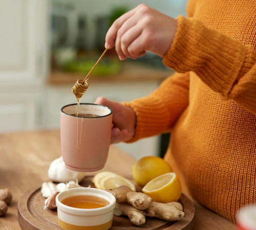 Menambahkan madu pada minuman hangat akan membuatnya terasa lebih enak. (Foto: Ilustrasi. Dok. Freepik.com)
