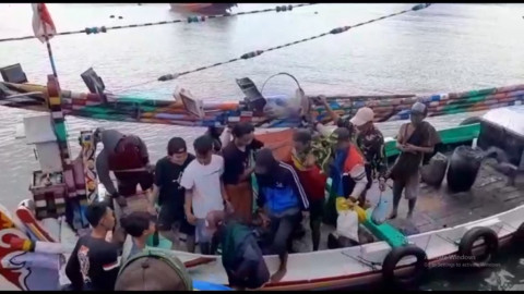 Kapal Karam, 11 Nelayan Terombang-ambing 5 Jam di Laut