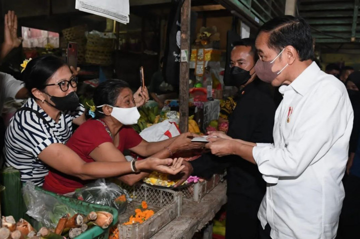 Potret Jokowi Bagikan Bantuan di Pasar Kereneng