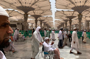 Jemaah Bebas Tanpa Masker dan Jaga Jarak di Masjidil Haram