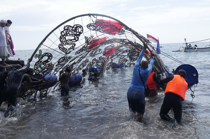 Rumah Terumbu Karang Terbesar Ditenggelamkan di Laut Bali