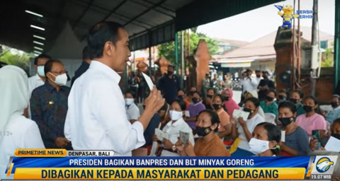 Jokowi Salurkan Bantuan Presiden dan BLT Minyak Goreng di Denpasar