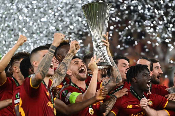 Selebrasi Para Pemain AS Roma Usai Juara Liga Konferensi