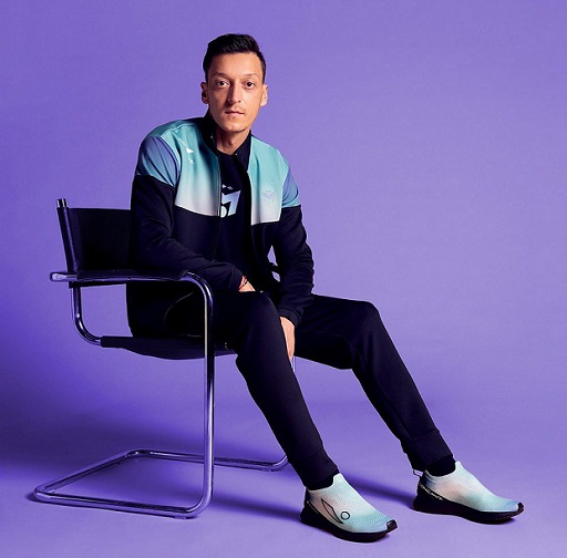 Mesut Ozil mengenakan tracksuit dan sepatu futsal Concave M10 Collection. (Foto: Dok. Instagram/@concaveid)