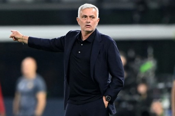 Mourinho Konfirmasi Bertahan di AS Roma