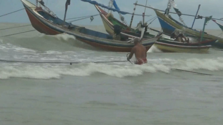 Ombak Tinggi Pesisir Pantura Bikin Nelayan Nelangsa