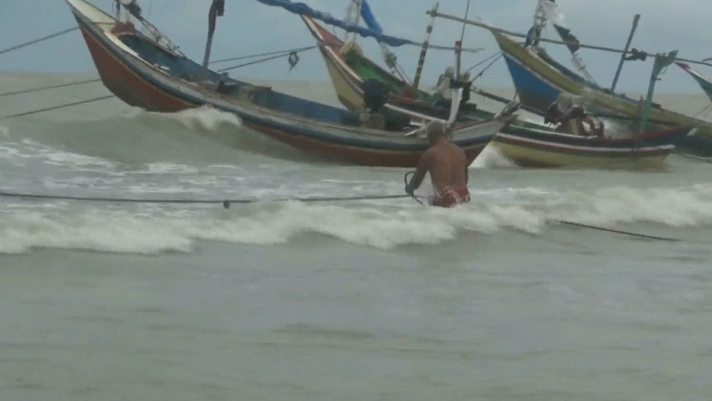 Nelayan di Tuban libur melaut terdampak gelombang tinggi. (Metro TV)