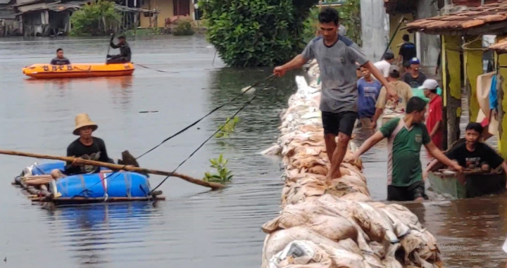 Perbaikan Tanggul Jebol di Pekalongan Terus Dikebut