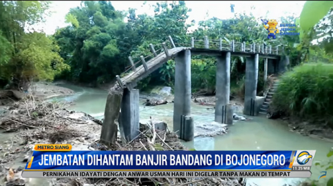 Jembatan di Bojonegoro Ambrol Diterjang Banjir