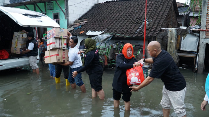 Relawan Distribusikan Bantuan ke Warga Terdampak Banjir Rob
