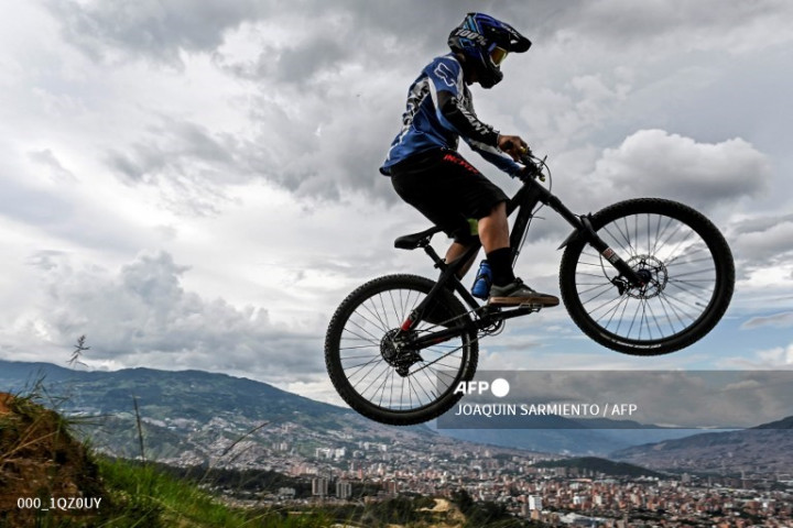 Ratusan Peserta Ikut Balap Sepeda Downhill di Lereng Merapi