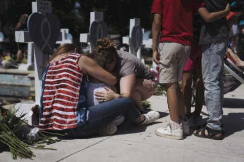Suami dari Guru Terbunuh dalam Penembakan Massal Texas Meninggal karena Duka