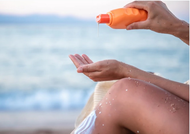 Kerap Dijadikan yang Kedua, Ini Keuntungan Membawa Skincare saat Berlibur