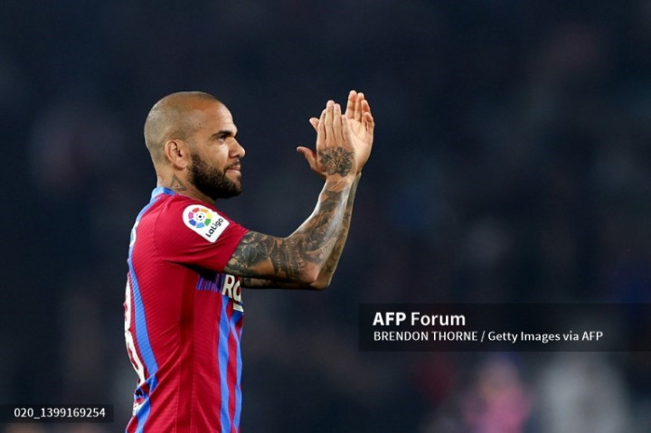 Masa Depan Alves di Barcelona Buram