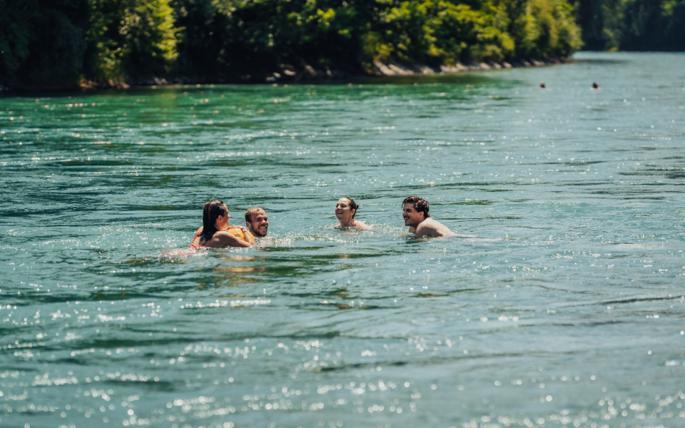 Berenang di sungai. Foto: bern.com 