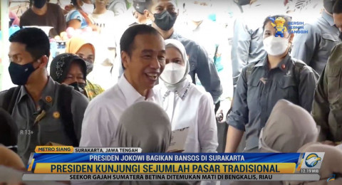 Tanpa Masker, Presiden Bagikan Bansos untuk Pedagang di Surakarta