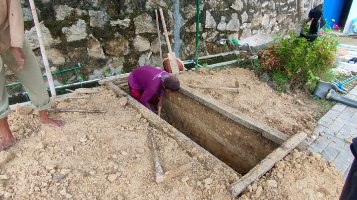 Dimakamkan di Taman Makam Husnul Khatimah, Petugas Mulai Gali Liang Lahat